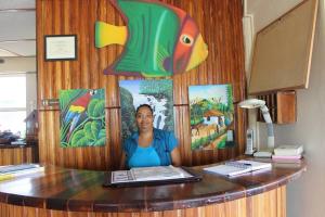 丹格里加北梭鱼酒店的站在一张桌子后面的女人,上面有鸟的照片