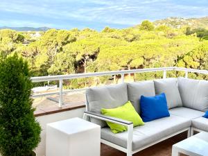 普拉加德阿罗Modern Penthouse with Big Terrace的阳台上配有带2个蓝色和黄色枕头的白色沙发