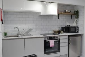 K Suites - Wellington Street 3的厨房或小厨房