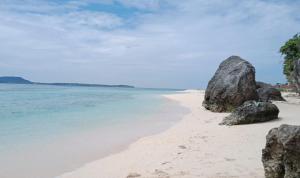 比拉Penginapan asidik的沙滩上有两个大岩石