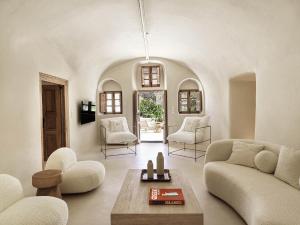 弗通Maison Dalidaz的客厅配有沙发、椅子和桌子