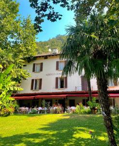 卡斯拉诺丰泰代菲奥里酒店的享有酒店花园的景致。