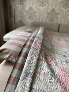 马热伊基艾Venta apartament的一张床上有粉红色和白色的被子