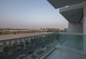 迪拜Premium Studio with Beautiful Golf Course View的从棕榈树建筑的阳台上可欣赏到风景