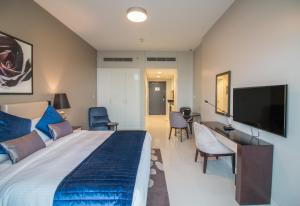 迪拜Premium Studio with Beautiful Golf Course View的一间卧室配有一张大床和一台平面电视