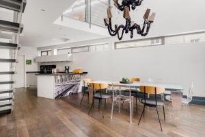 波尔多Edgar Suites - Bordeaux Meriadeck的厨房配有餐桌和椅子