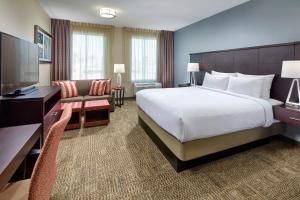 安纳海姆阿纳海姆公园驻桥套房假日酒店的酒店客房设有一张大床和一张书桌。