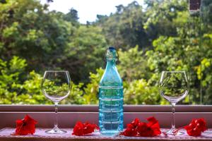 皮帕Pipa Surf Yoga的两杯酒杯旁的一瓶水