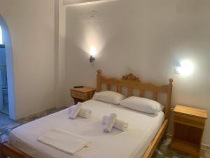 阿斯提帕莱亚镇Anixi的一间卧室配有一张床,上面有两条毛巾