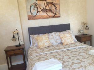 BourganeufMaison Les Berrys的卧室配有一张床,墙上挂着自行车
