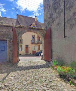 索略Pied à Terre Saulieu的旧建筑的入口,有拱门