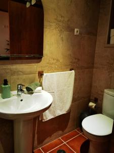 CalharizQuinta do Vale Encantado的浴室配有白色水槽和卫生间。