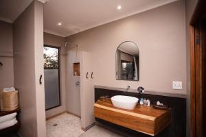 奥考奎约托夏瑞旅舍的一间带水槽和镜子的浴室