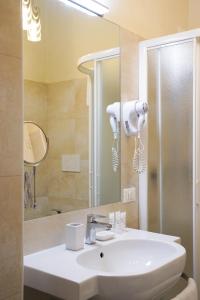 佛罗伦萨Affittacamere ALBA的一间带水槽、淋浴和镜子的浴室