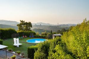 卡尔米尼亚诺勒法内特住宿加早餐旅馆的花园内的游泳池,享有美景