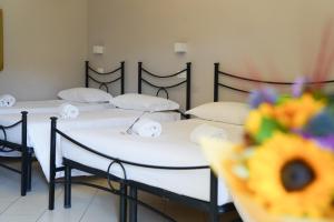 佛罗伦萨Affittacamere ALBA的一间客房内的四张床