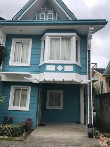 八打雁3 Bedrooms 3 Baths Victorian style Townhouse Fully Furnished的蓝色的房子,上面有白色的窗户