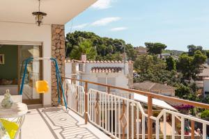罗列特海岸Villa Maria的享有房屋景致的阳台