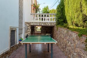 罗列特海岸Villa Maria的房屋庭院里的乒乓球桌