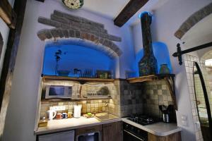 维尔纽斯Medieval Super Studio的客房内的厨房配有炉灶和微波炉