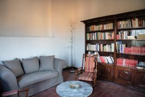 RupiáLa galeria de dalt的客厅配有沙发和书架