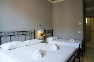 佛罗伦萨Affittacamere ALBA的配有白色床单的客房内的两张床