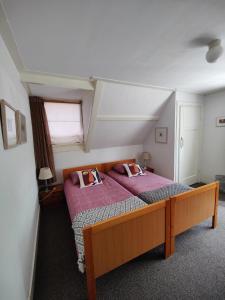 阿珀尔多伦B&B Art Gallery 274的一间卧室配有一张带紫色床单的床和窗户。