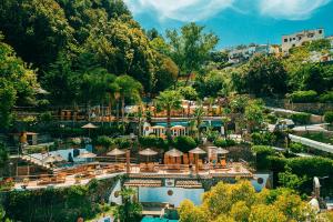 伊斯基亚O' Vagnitiello - Parco Balneare Idroterapico - Camere - Ristorante的享有带游泳池的度假村的空中景致