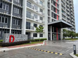 加影Homestay Yana - Bangi Avenue near Bangi Wonderland的大型公寓大楼前的停车位