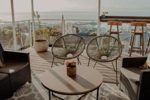 莫塞尔湾水上码头宾馆的美景阳台配有两把椅子和一张桌子