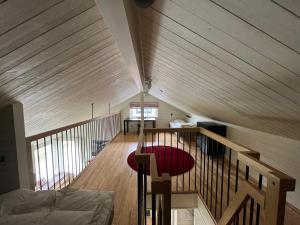 菲奈斯达伦Ski Village Funäsdalen的一间设有木制天花板和红色地毯的客房