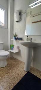 曼雷沙Casa Petits的浴室配有白色水槽和卫生间。