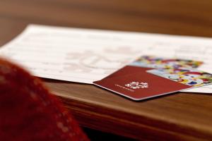 京都京都Gran M’s 酒店的一张坐在木桌边的护照