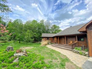 WhitefieldAmazing lakefront home in the White Mountains with game room theater的一座带庭院和庭院的房子