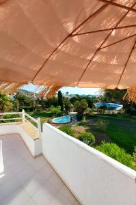 圣埃乌拉利亚Siesta Mar Apartamentos Ibiza的享有游泳池景致的阳台