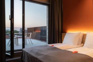 安特卫普Citybox Antwerp的一间卧室设有一张床,享有阳台的景色