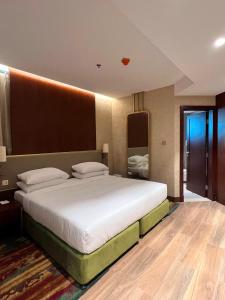 迪拜City Seasons Suites的一间卧室,卧室内配有一张大床