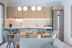 尼基亚娜villa-agrielia的厨房配有桌椅和冰箱。