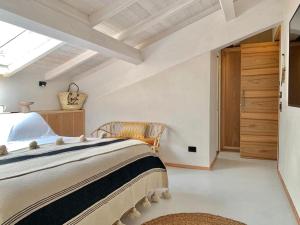 马卡雷塞Santa Lucia Maccarese - Residenza Agricola的一间卧室设有一张大床和天窗