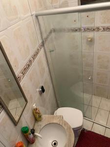 蒂拉登特斯Hostel Lumiar da Serra的带淋浴、卫生间和盥洗盆的浴室