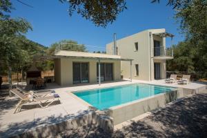 尼基亚娜villa-agrielia的一座带游泳池和房子的别墅