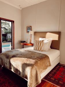 乌姆塔塔Ebony Moon的一间卧室设有一张大床和一个窗户。