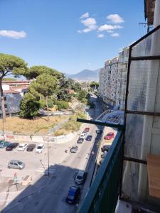 那不勒斯Sognando Positano的从大楼欣赏到城市街道的景色