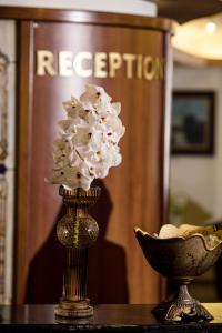 普罗夫迪夫圣彼特堡公园酒店的坐在桌子上的一个花瓶
