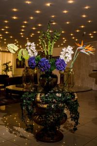 普罗夫迪夫圣彼特堡公园酒店的一组花瓶,桌子上放着鲜花