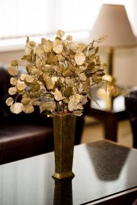 普罗夫迪夫圣彼特堡公园酒店的花瓶,桌上装着金花