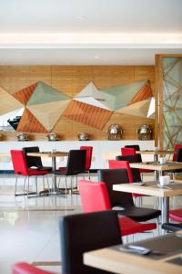 巴厘巴板巴厘巴板宜必思酒店的用餐室设有桌椅和木墙