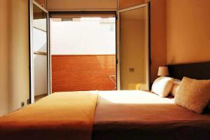 马塔罗Mazi Apartments Terrace的一间卧室设有一张大床和大窗户