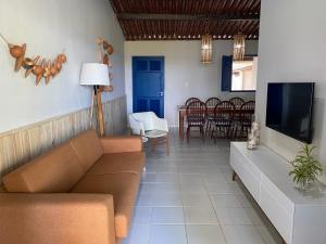 圣若泽-达科罗阿格兰迪Casa beira mar, 4 quartos - Sanzé - Maragogi/AL的带沙发和电视的客厅