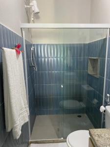 圣若泽-达科罗阿格兰迪Casa beira mar, 4 quartos - Sanzé - Maragogi/AL的浴室设有淋浴,毛巾上放着一只红鸟